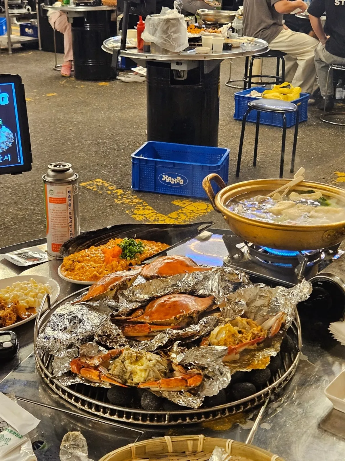 남포 꽃게구이와 게딱지 볶음밥 상차림