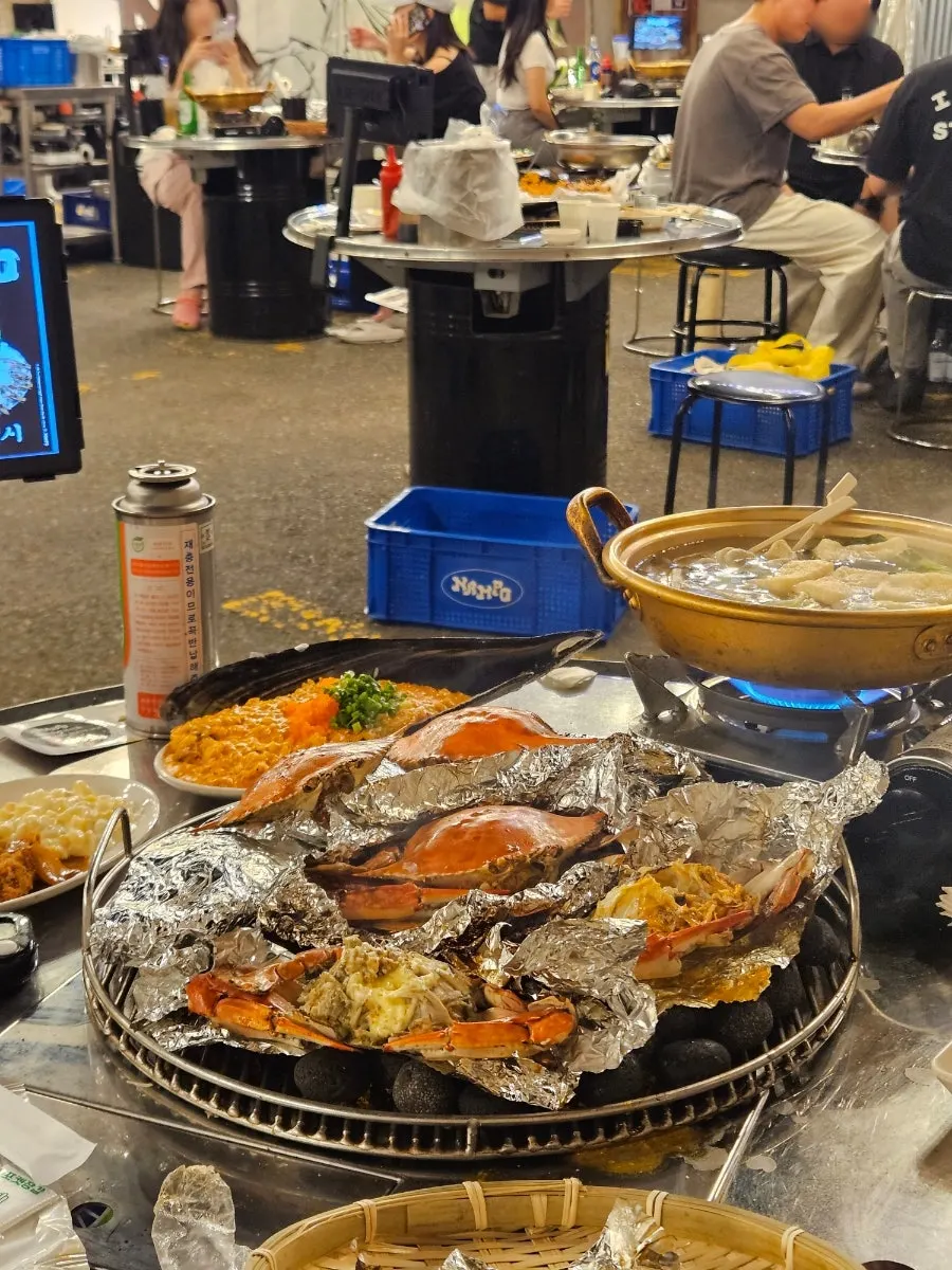 야장 테이블 위 해산물 안주 구성