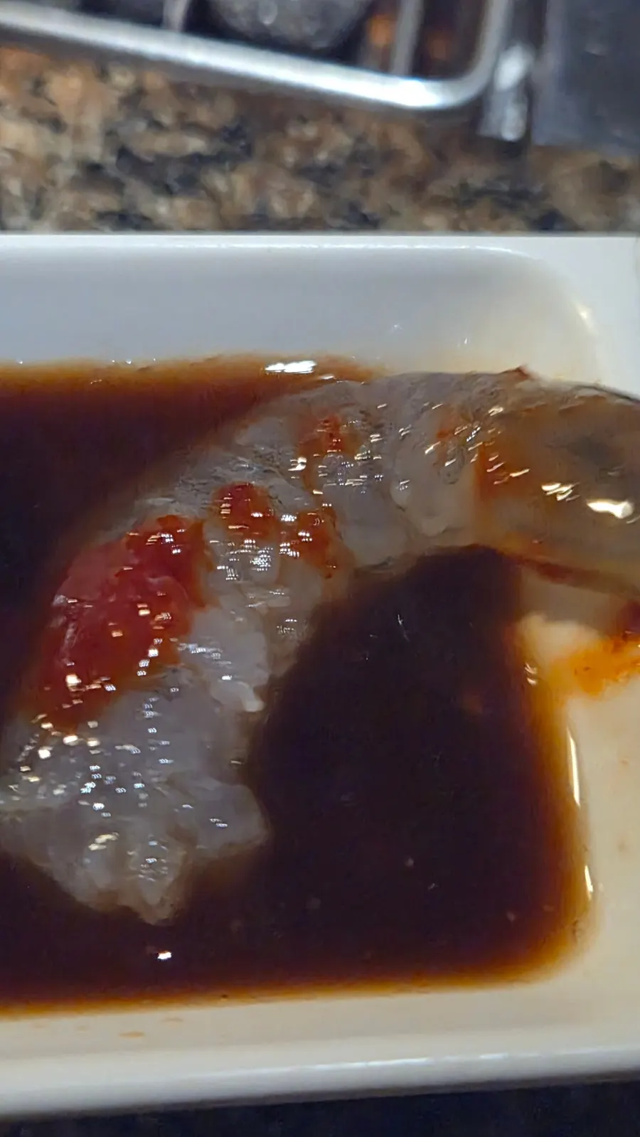 매콤한 소스에 찍은 생새우