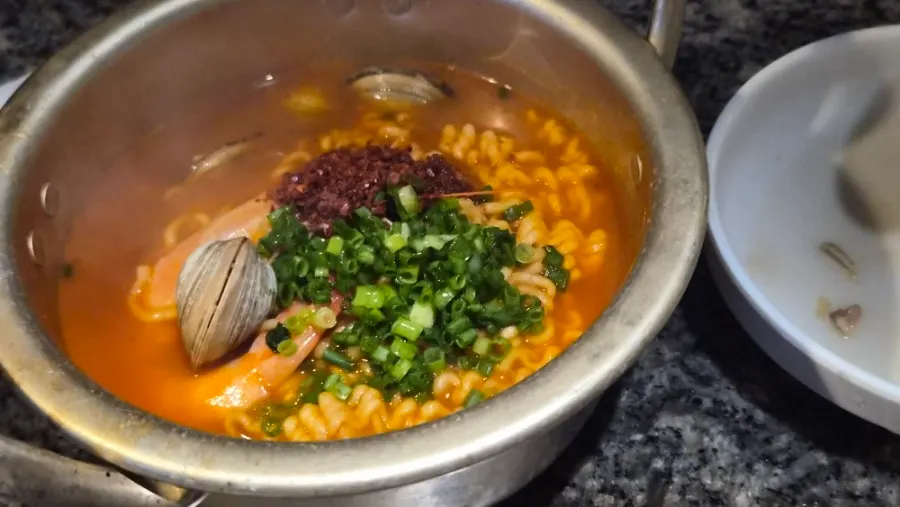 버너에 끓인 야채해물칼국수 냄비