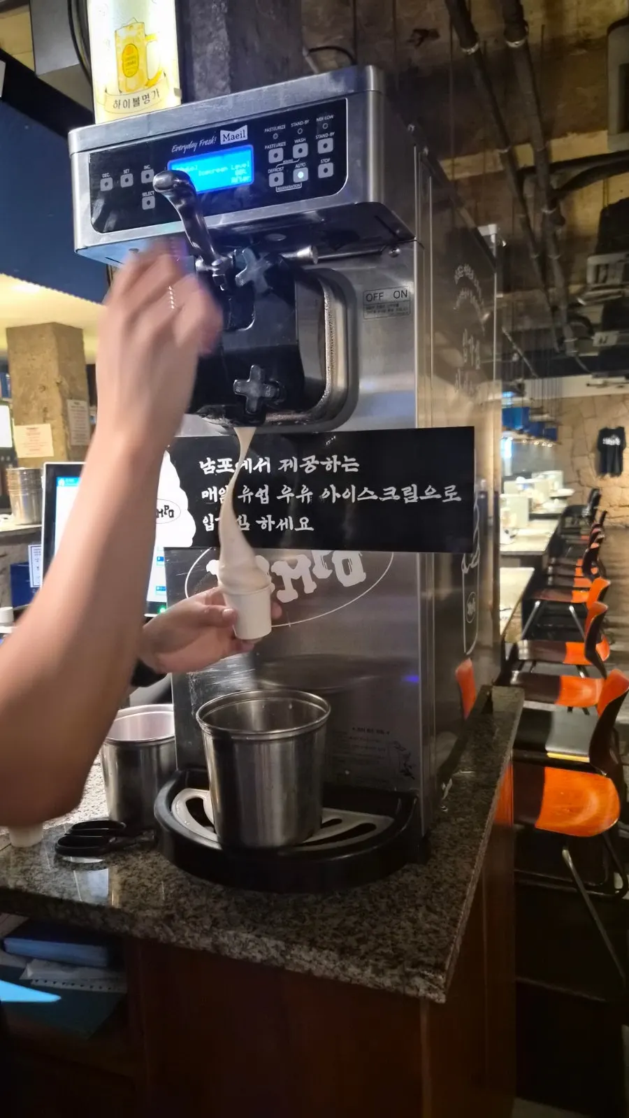 새우와 조개가 든 서비스 해물라면