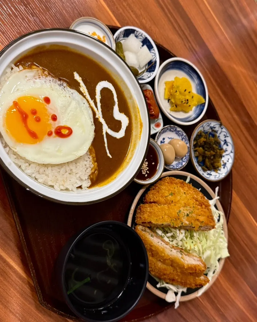 Tonkatsu curry set served on a tray