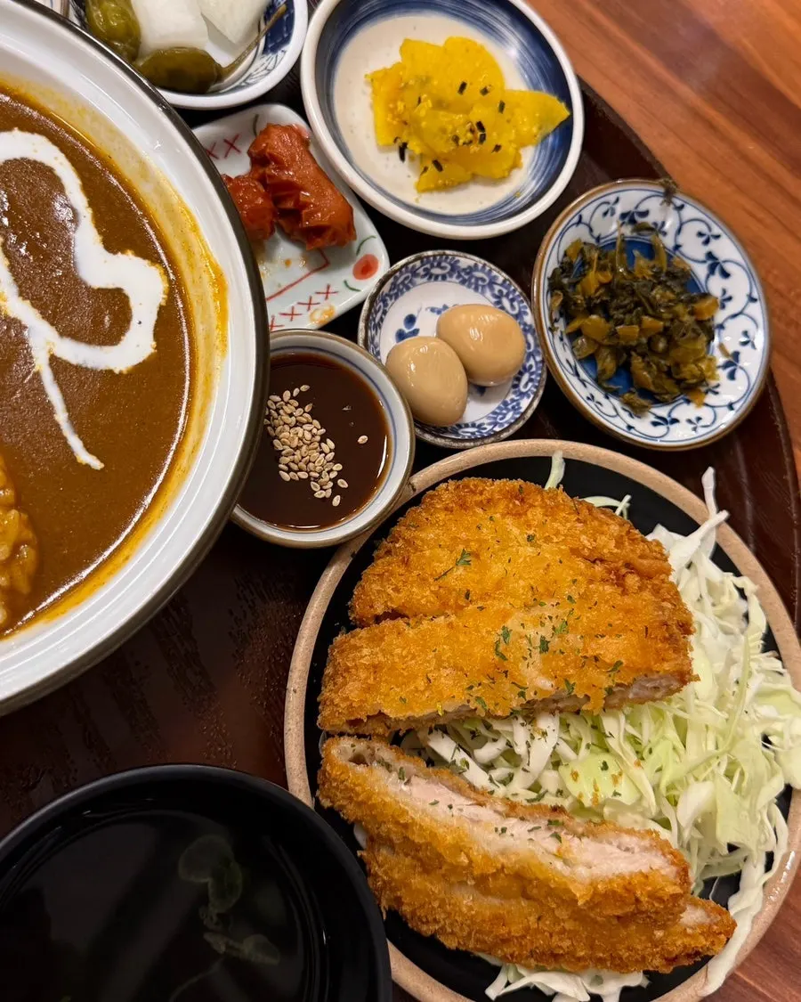 Tonkatsu curry set with an illustration on the egg
