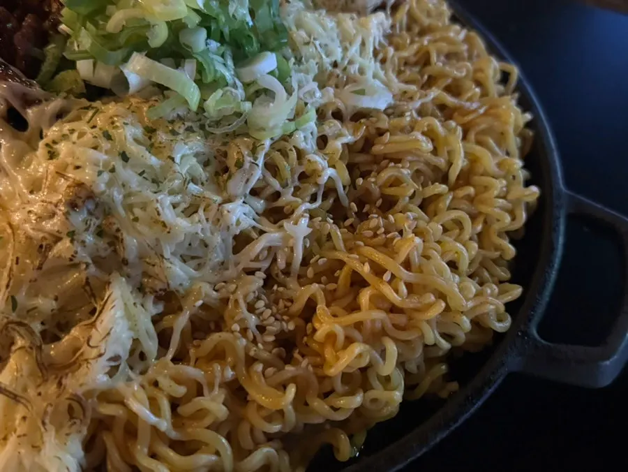 Sauce-soaked ramen noodles on the hot plate