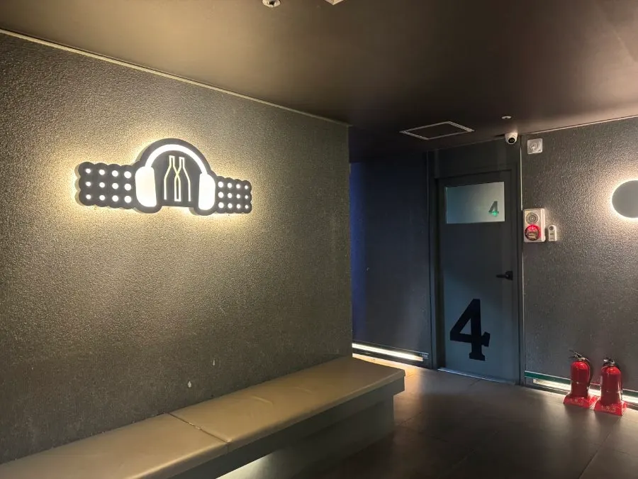 주주노래타운 룸으로 향하는 통로