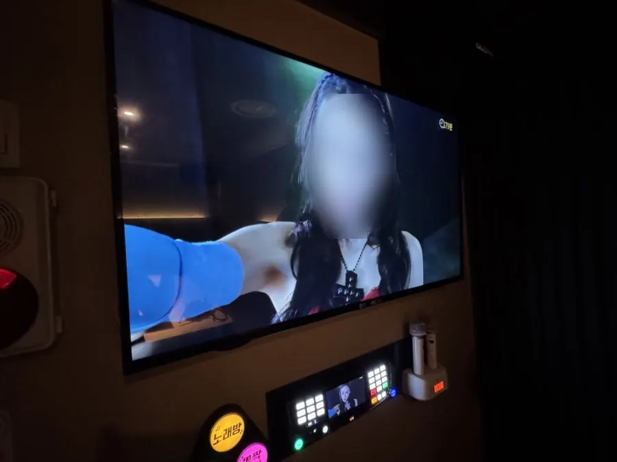 대형 HD 화면이 설치된 노래방 룸