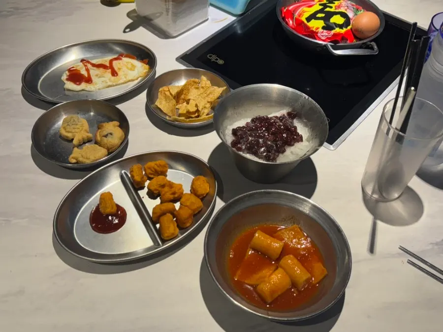 테이블에 깔린 푸짐한 기본 안주 한상
