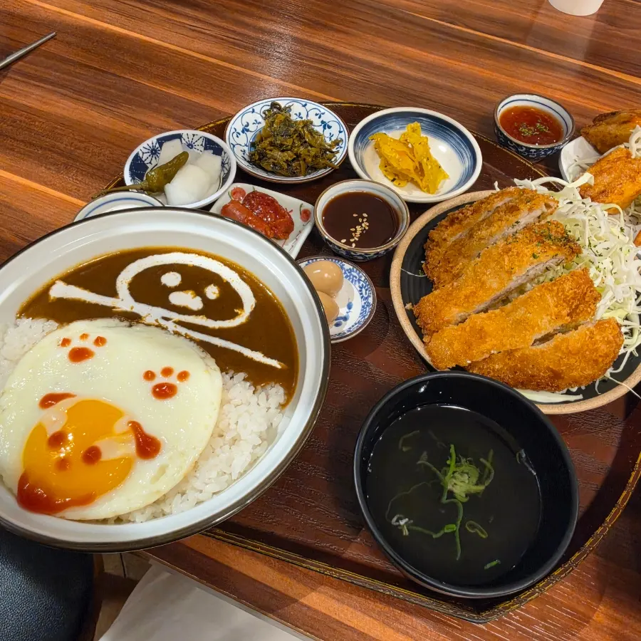 Menú de tonkatsu con curry y arroz