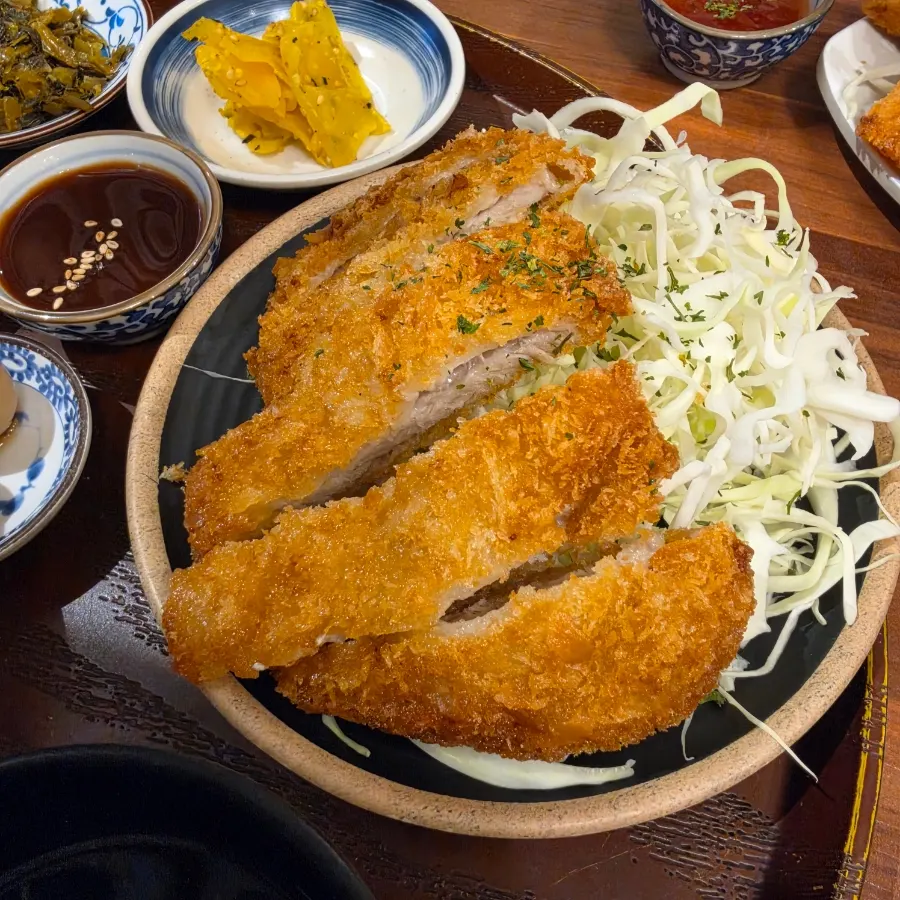 Tonkatsu crujiente mojado en salsa