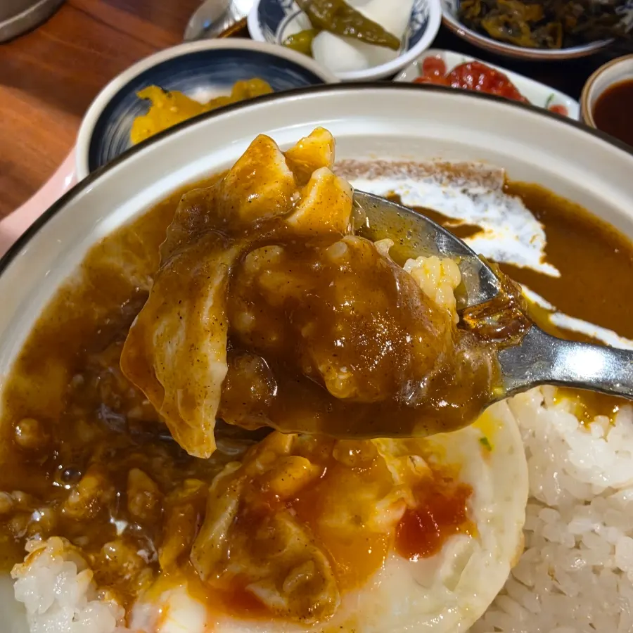 Curry con arroz decorado con salsa en forma de personaje
