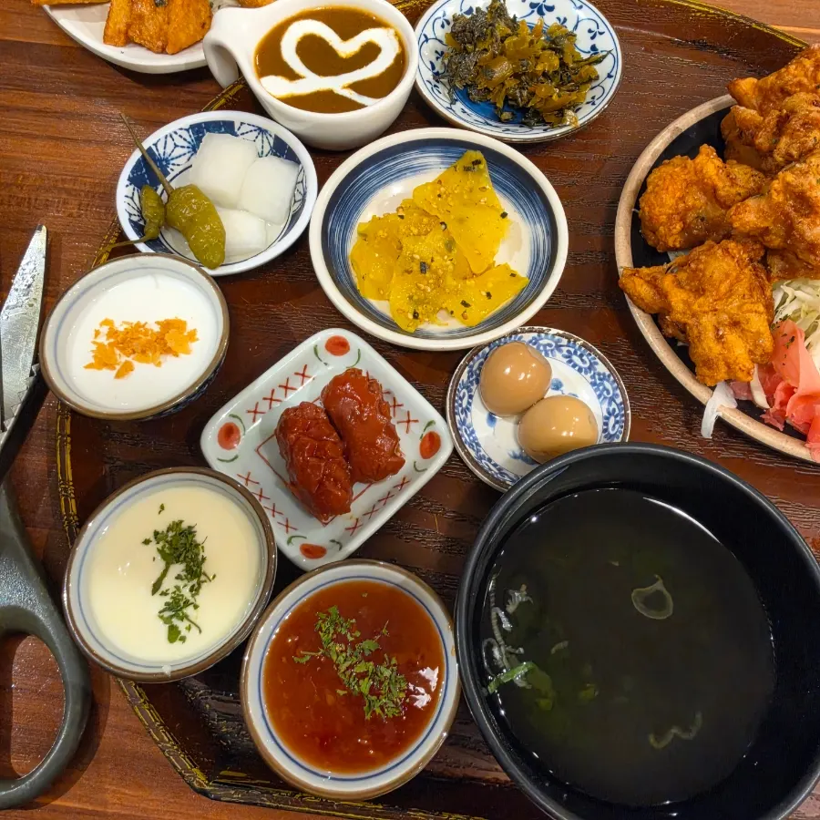 Acompañamientos del menú de karaage con arroz de soja y huevo