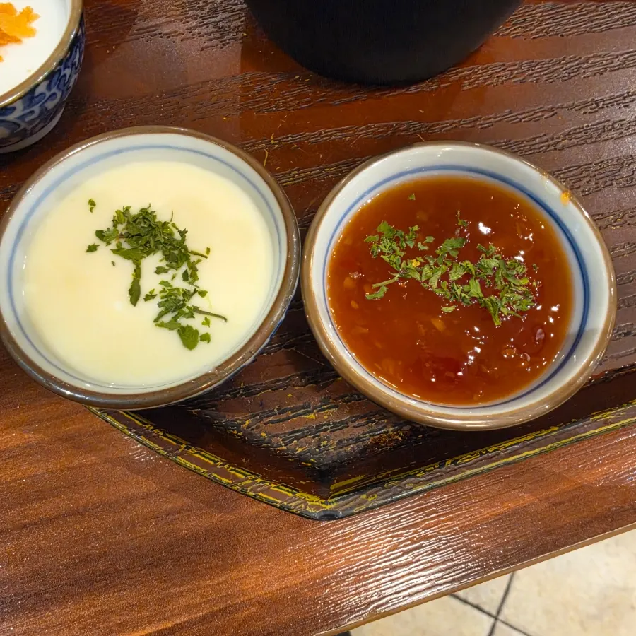 Karaage con salsa blanca