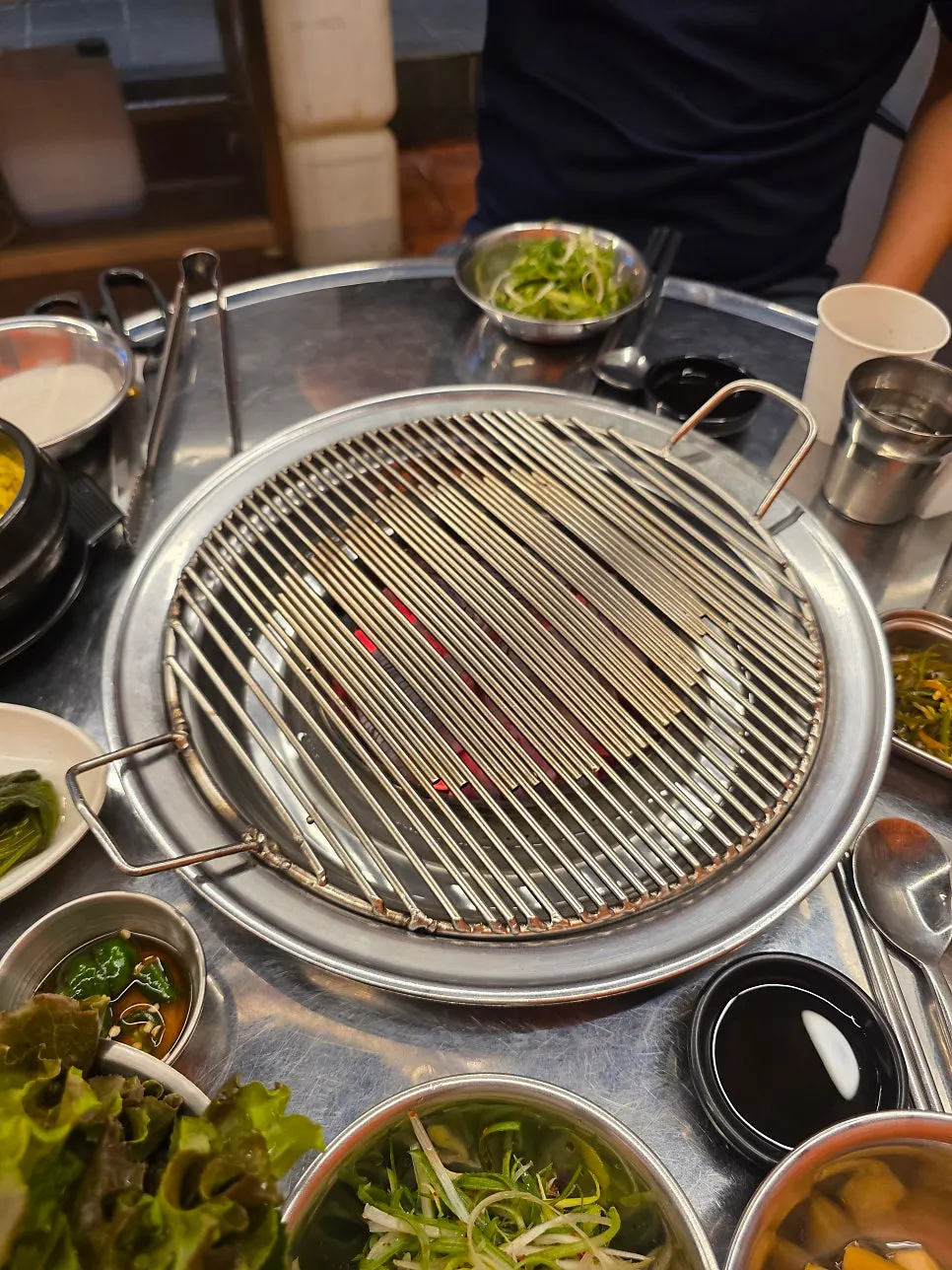 숯불과 초벌 돼지갈비
