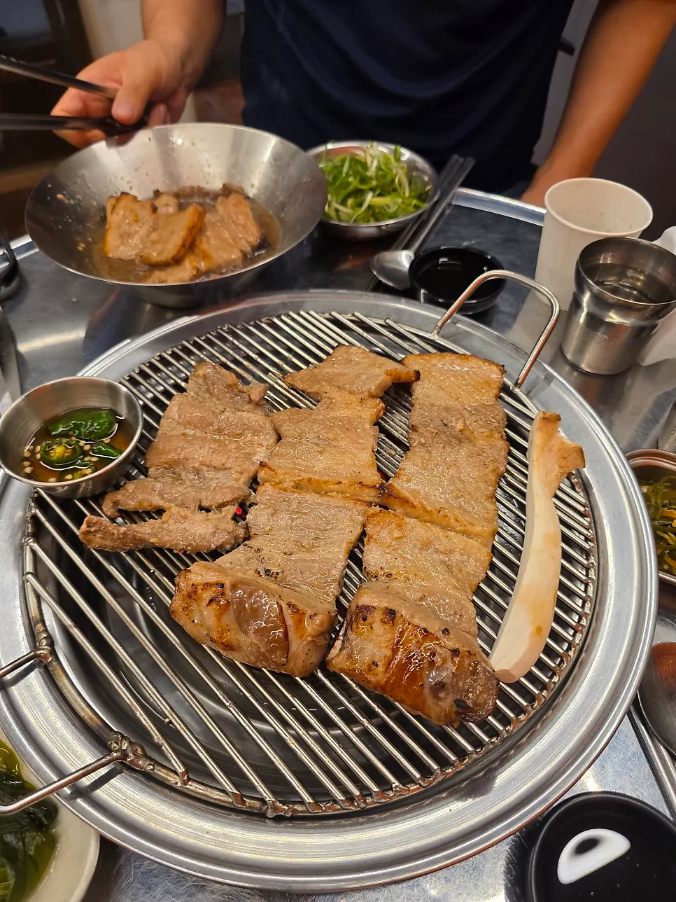 숯불 위에 올린 돼지갈비