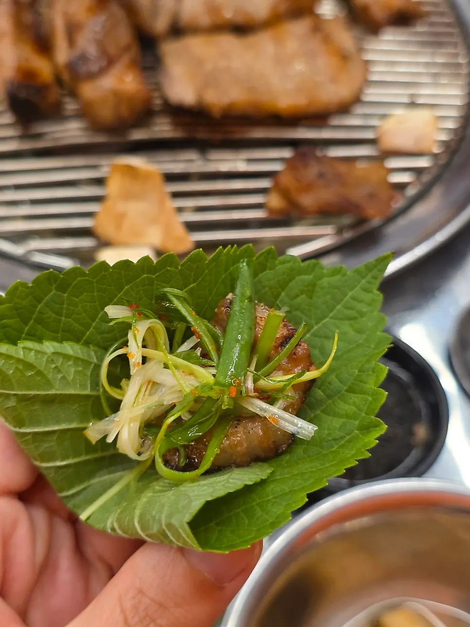 깻잎에 곁들인 돼지갈비