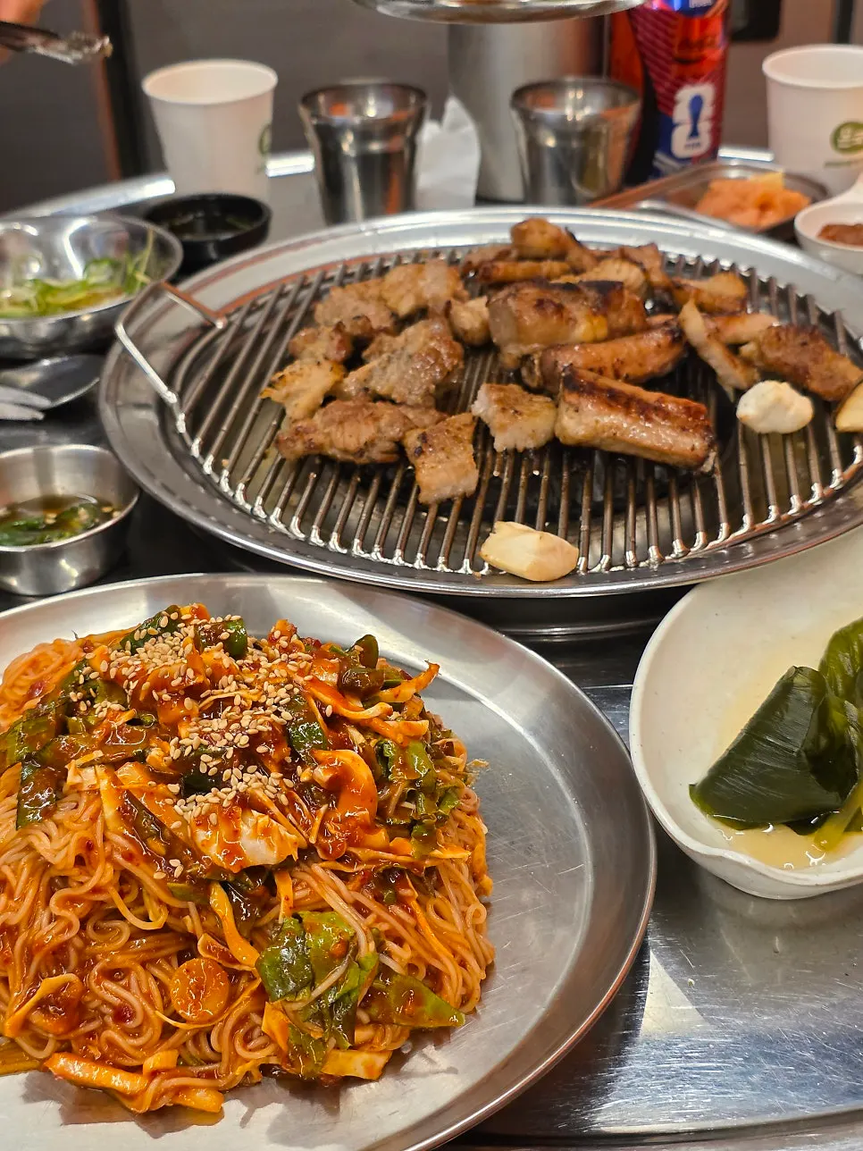 해 진 뒤 야외 테이블 분위기