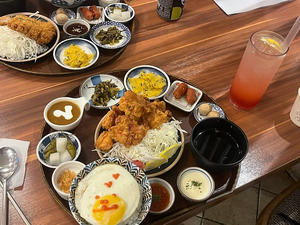 한 상 차림으로 나온 정식