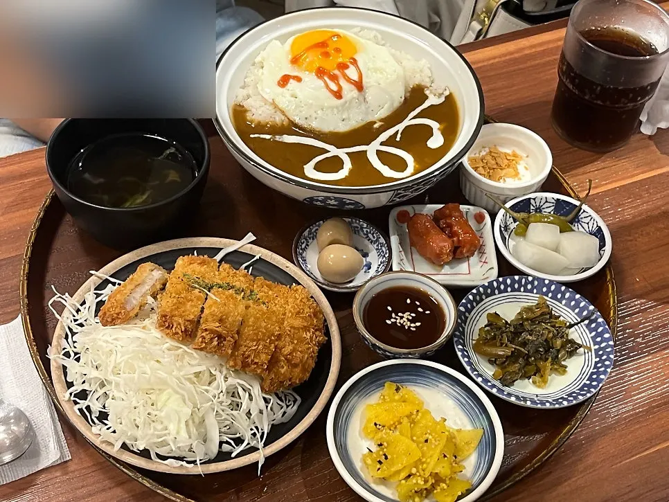 돈까스 카레정식 한 상