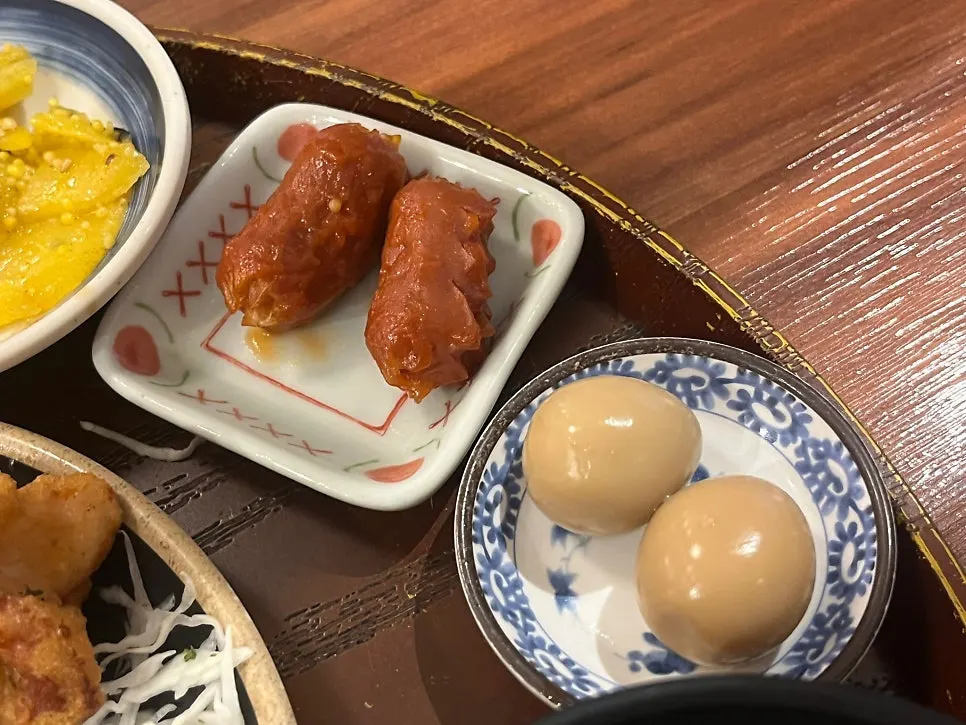 정식의 밑반찬과 소시지 메추리알