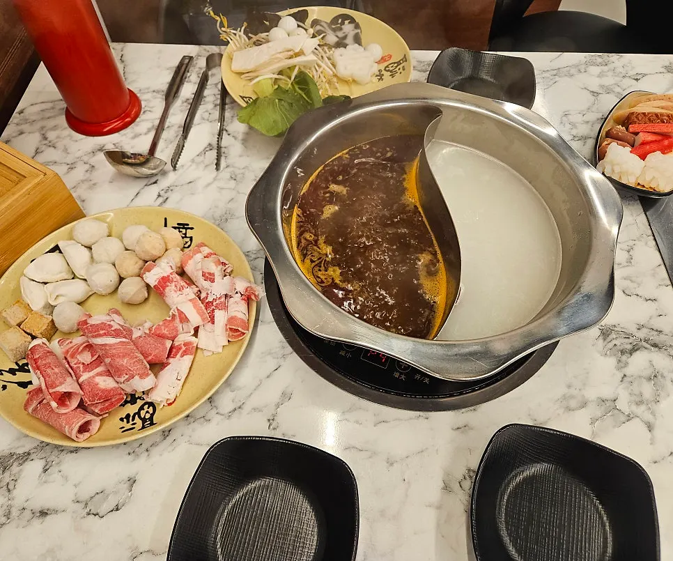 홍탕과 백탕 반반으로 끓고 있는 훠궈 냄비