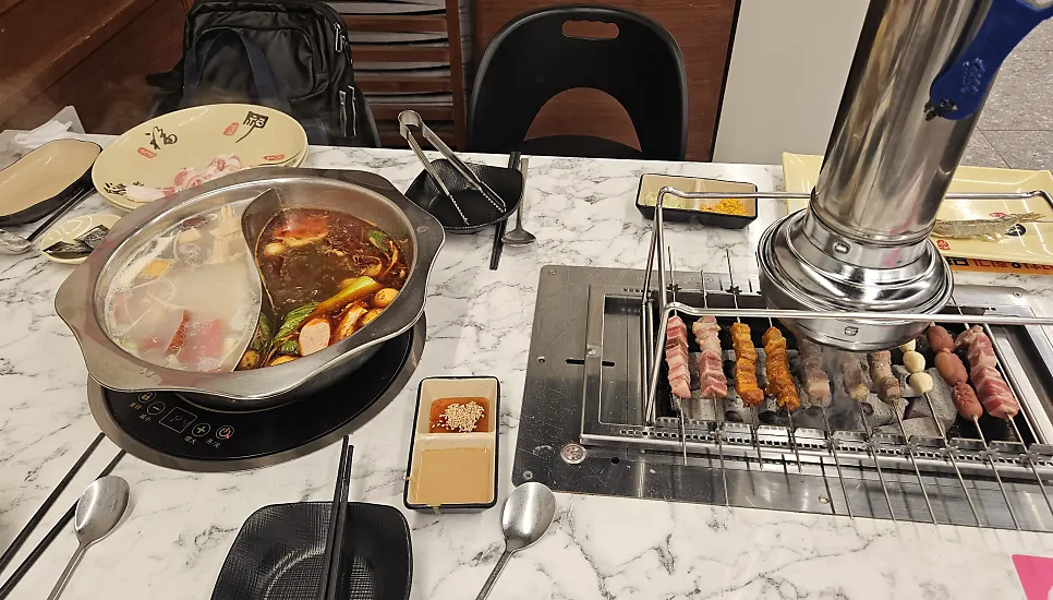 훠궈와 숯불이 함께 놓인 테이블