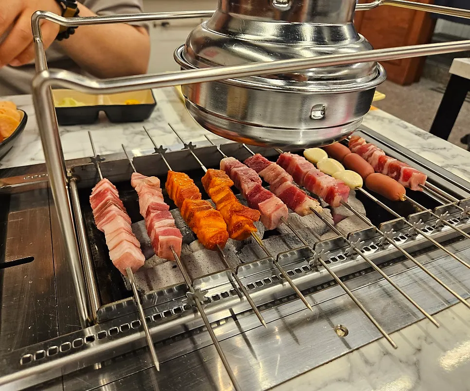 테이블 숯불에 올려 굽는 양꼬치