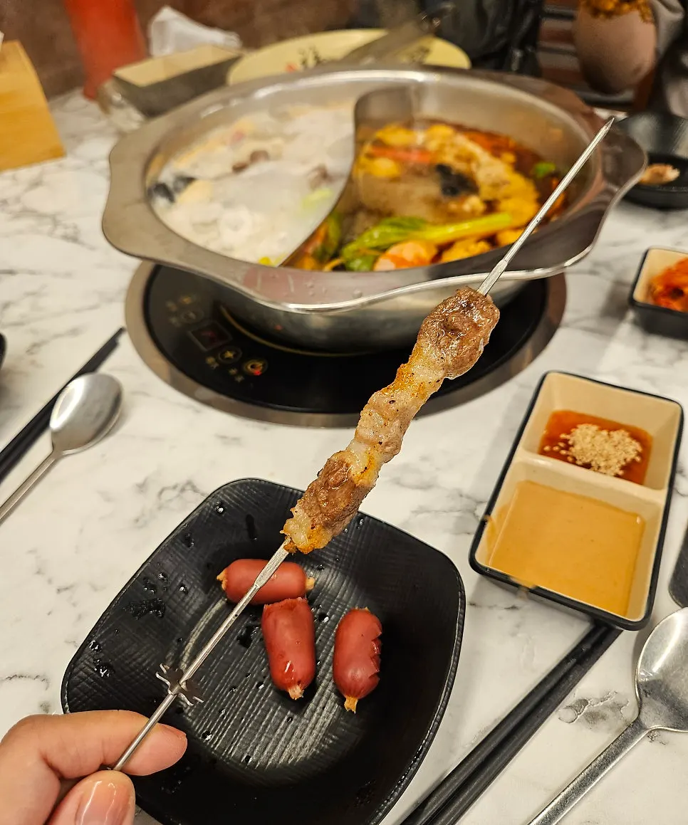 노릇하게 구워진 꼬치요리
