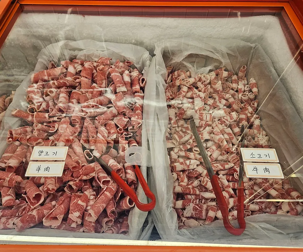 양고기 돼지고기 소고기가 놓인 훠궈용 고기 코너
