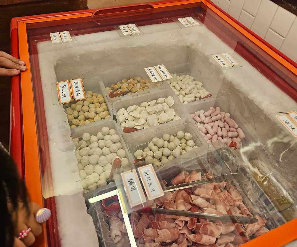 채소와 두부면이 있는 훠궈 재료 코너