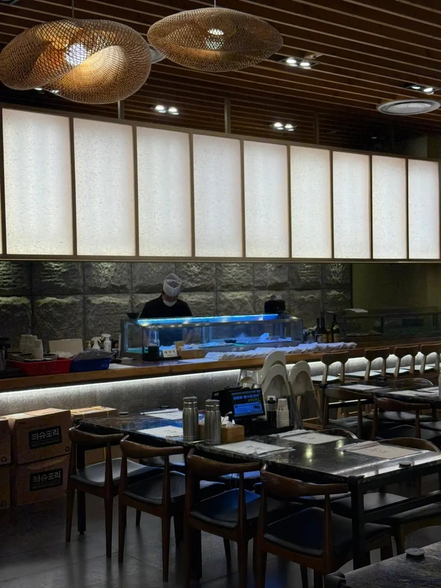 A full sushi meal with several dishes
