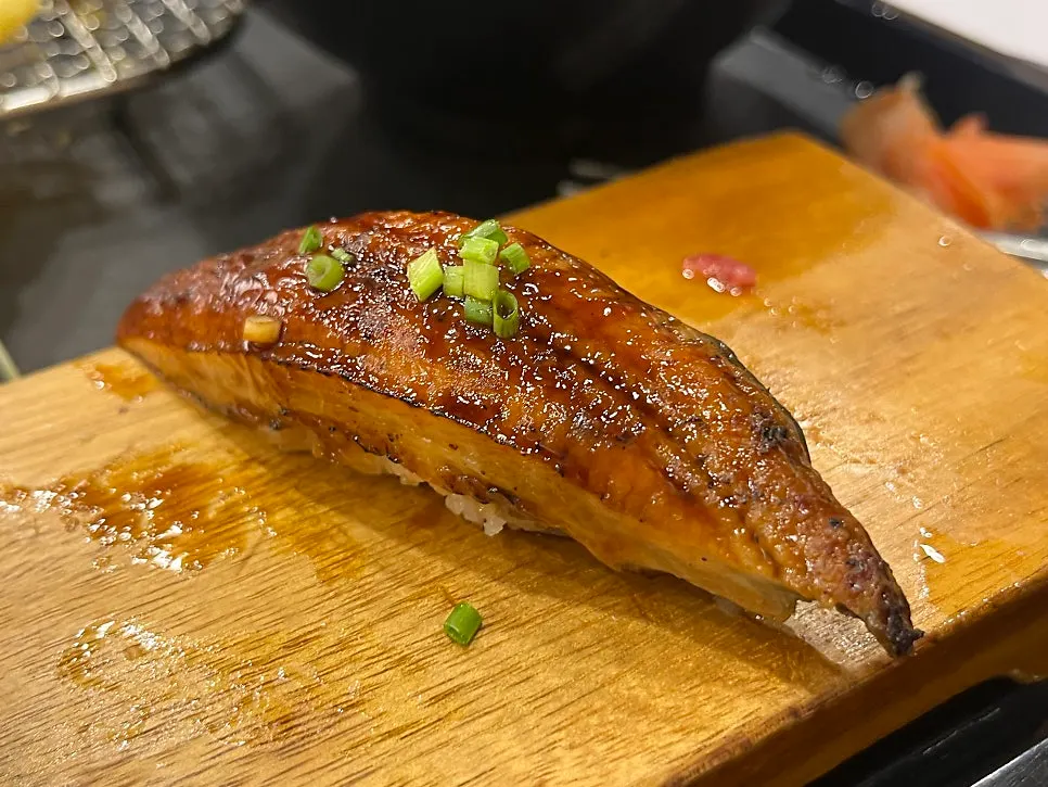 Thick-topped eel sushi