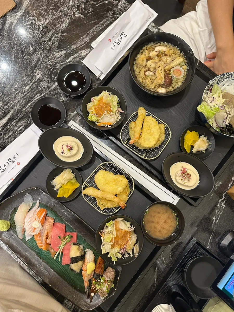 모듬초밥 C와 게내장 비빔밥 상차림