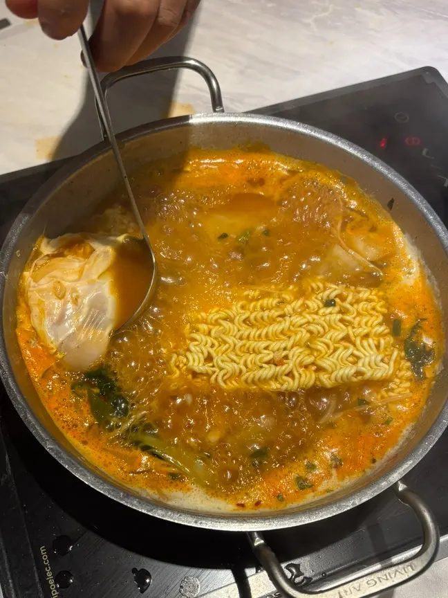 계란을 넣은 스지어묵탕 라면