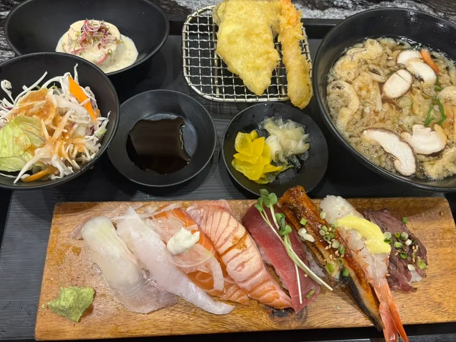 육회가 올라간 초밥 한 점