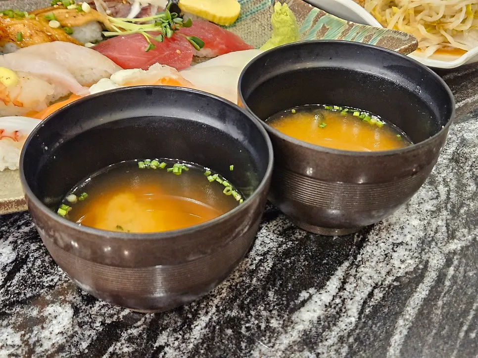 Plate with pickled ginger, rakkyo and soup