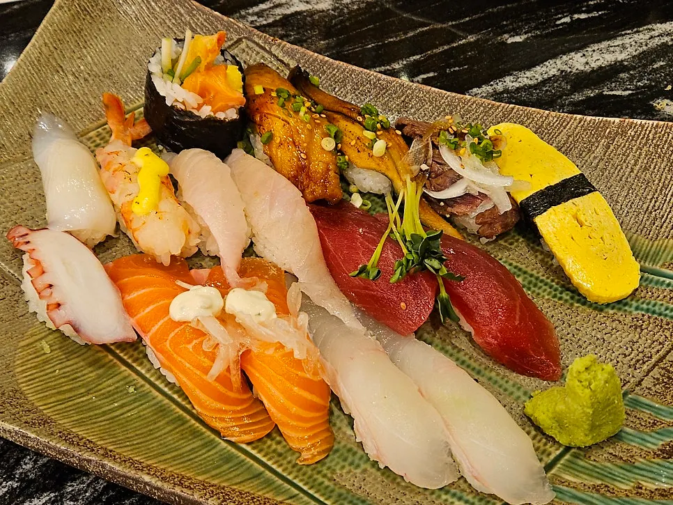 Plate of 16-piece sushi from Set 2