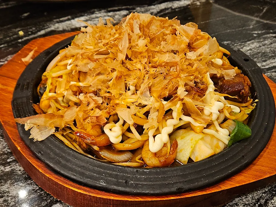 Yaki udon with seafood and char siu