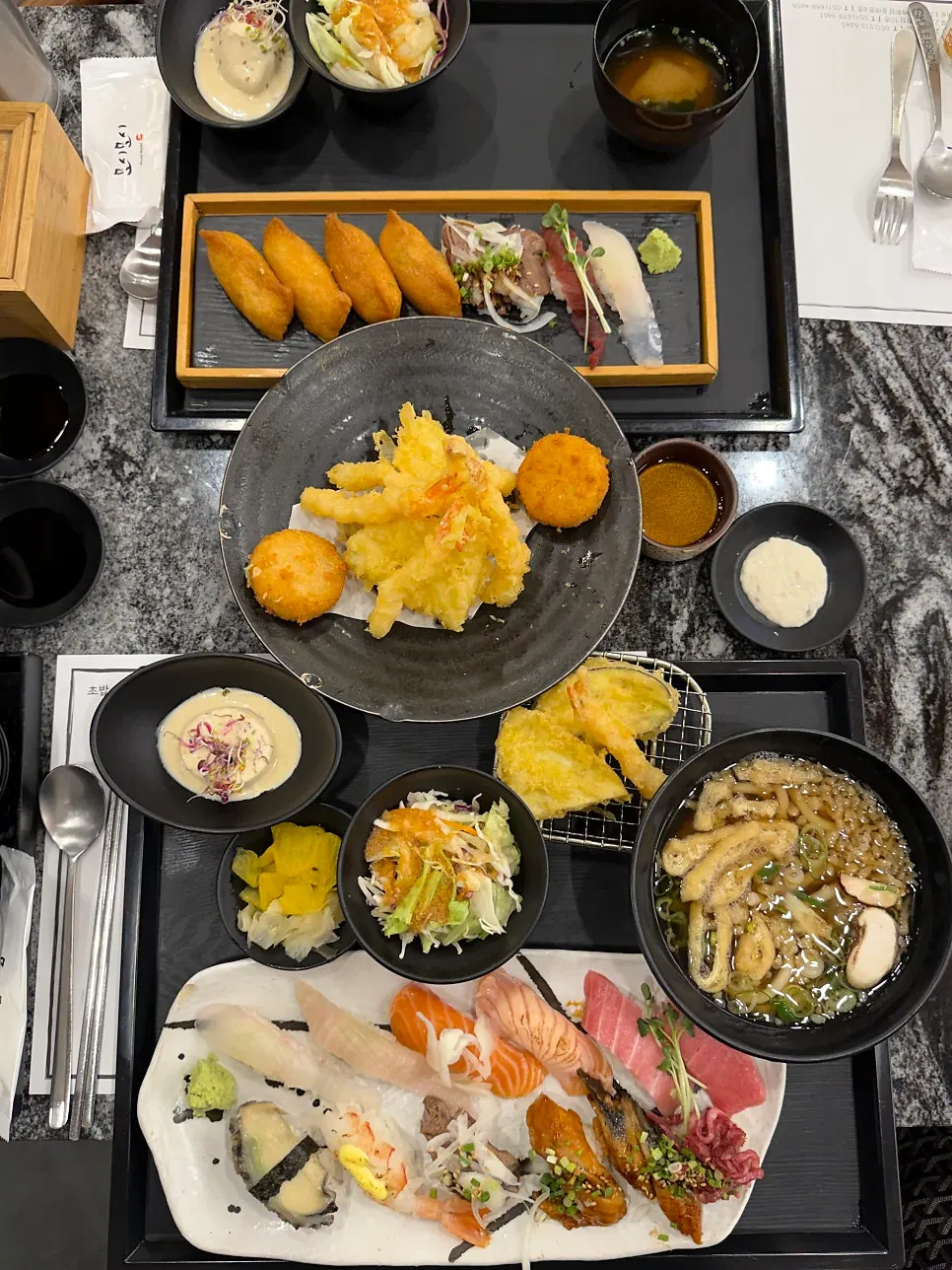 트레이에 차려진 초밥 한 상