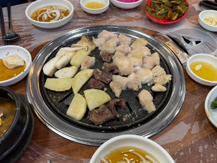 불판에서 익는 양곱창 소금구이