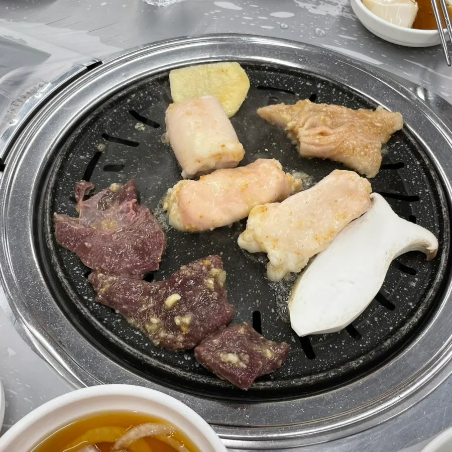 Garlic-seasoned salt-grilled offal