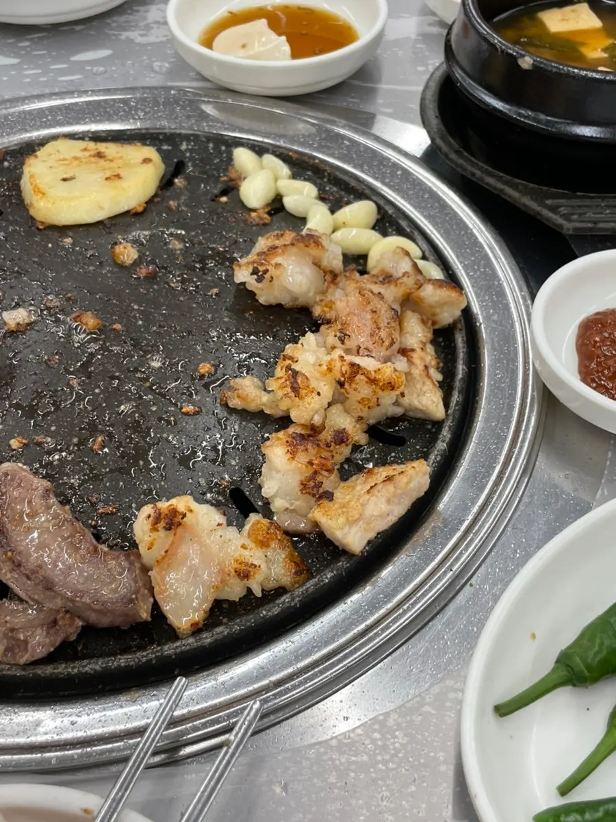 Grilled offal and drinks table setting