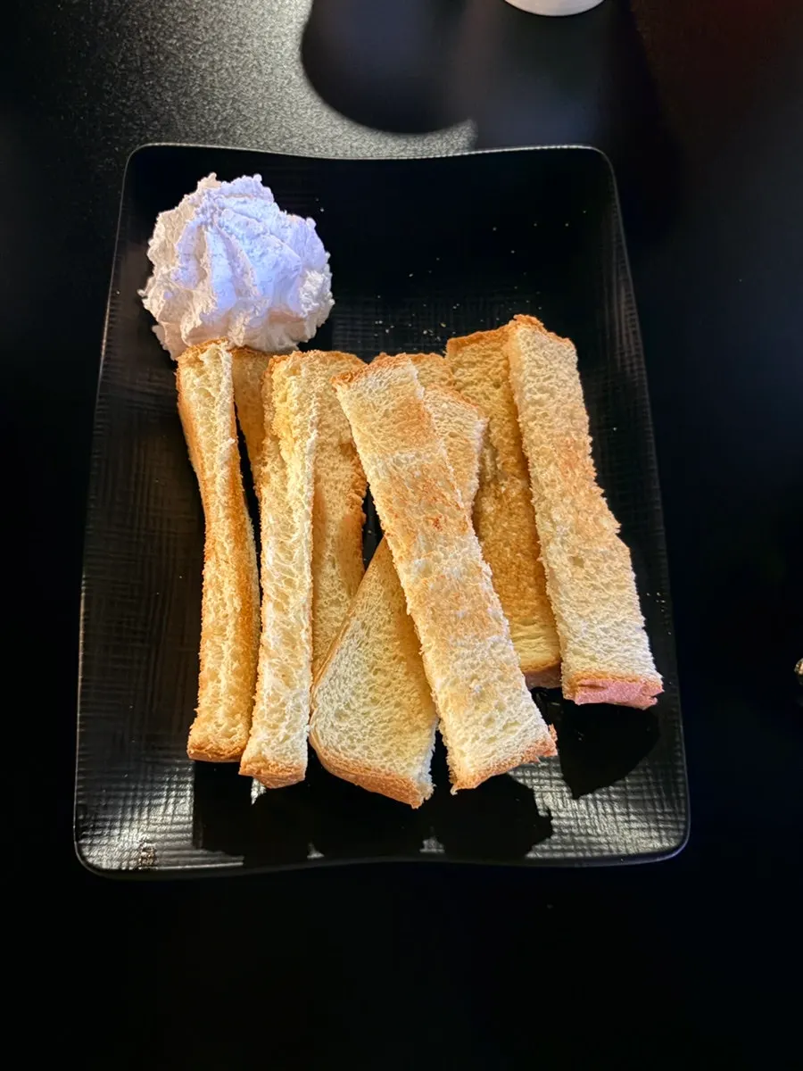 基本で出てきた生クリームとトースト