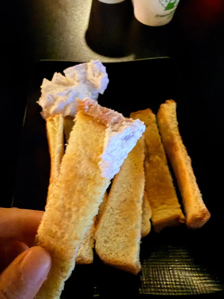 生クリームをつけて食べる基本トースト