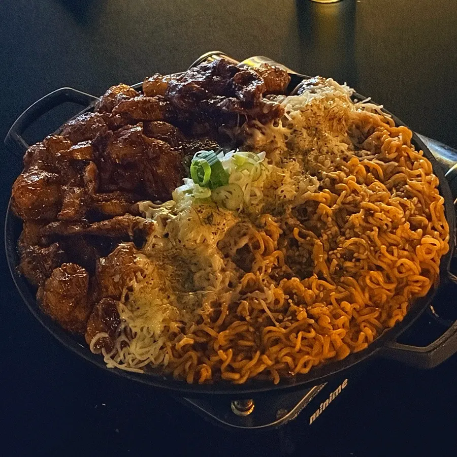 大腸、鶏むね肉、プルダックポックンミョン、チーズが盛られたテモッメダルグの鉄板