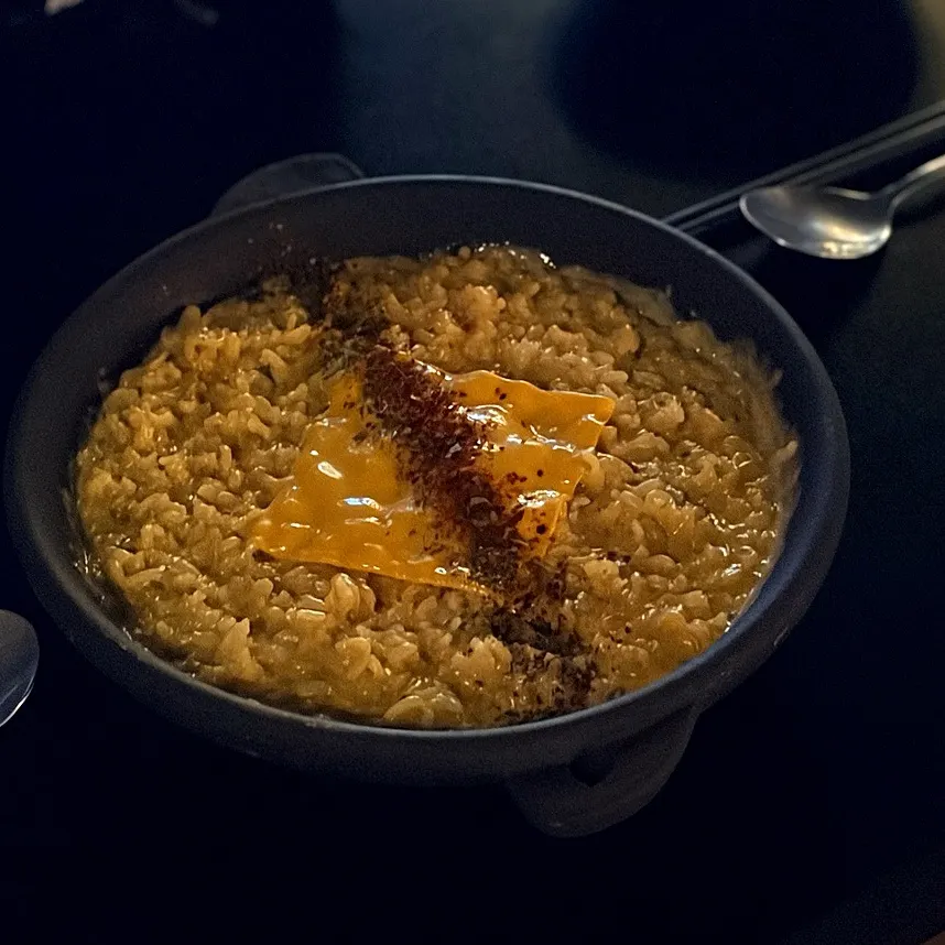 大腸と鶏むね肉を一緒につまんだ様子