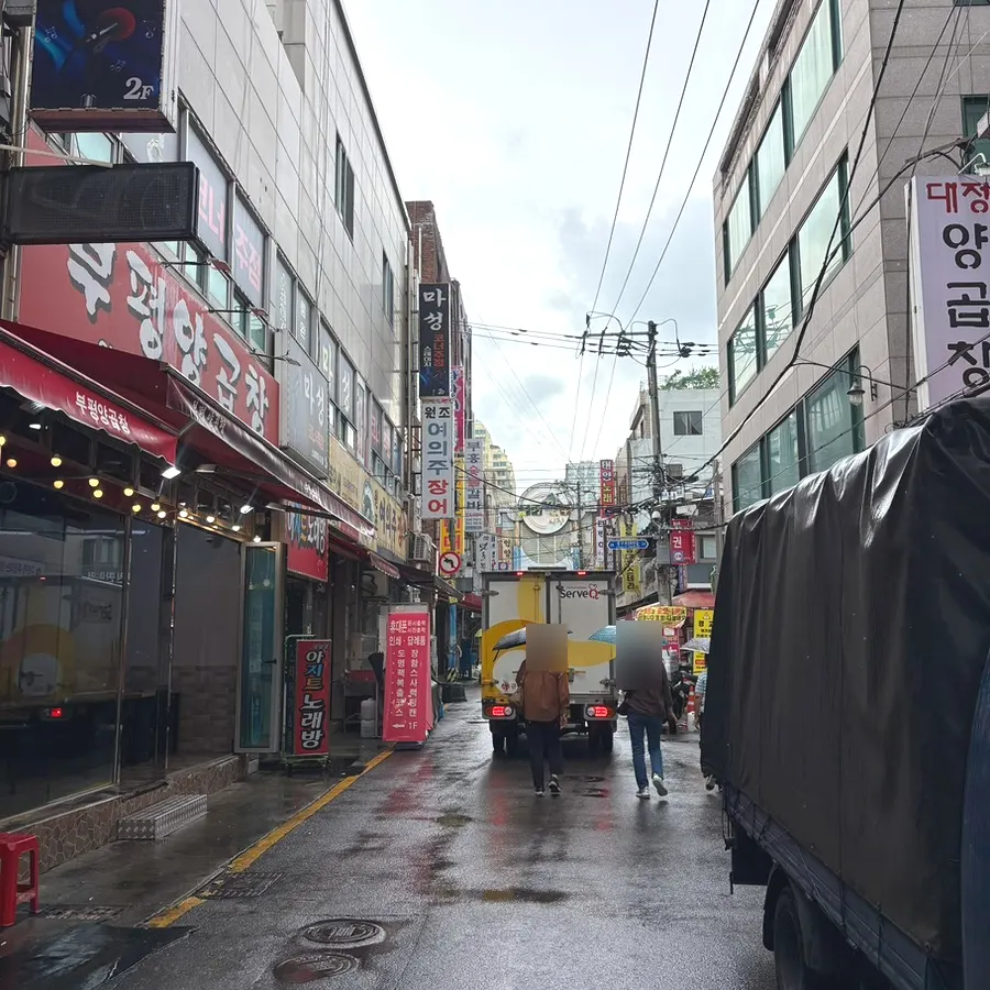 빨간 간판이 이어지는 양곱창거리 골목