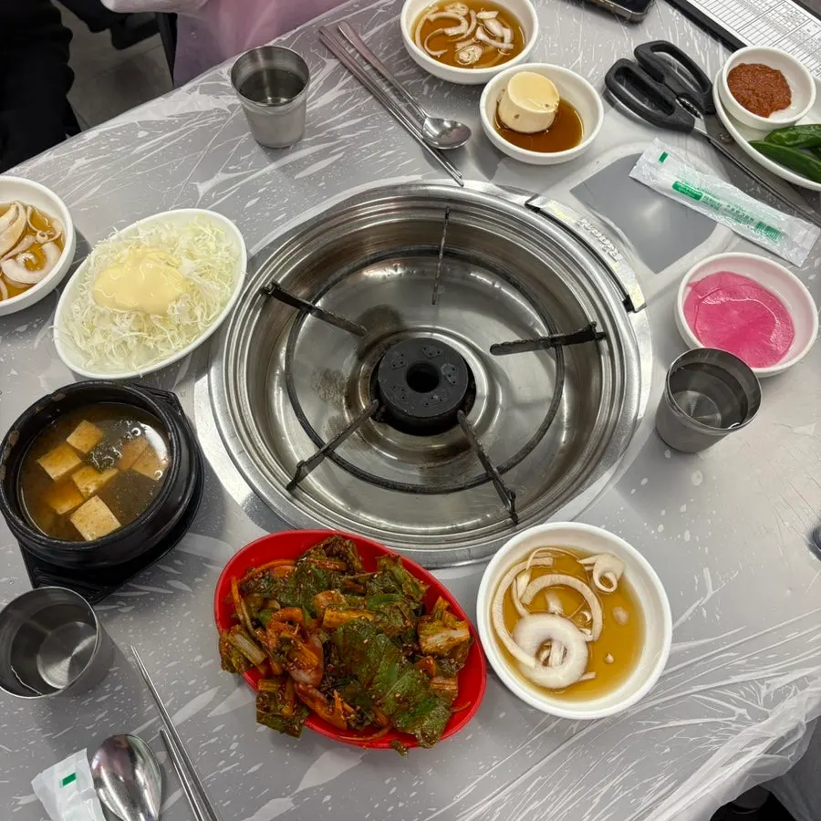 양파절임과 겉절이 등 기본 밑반찬