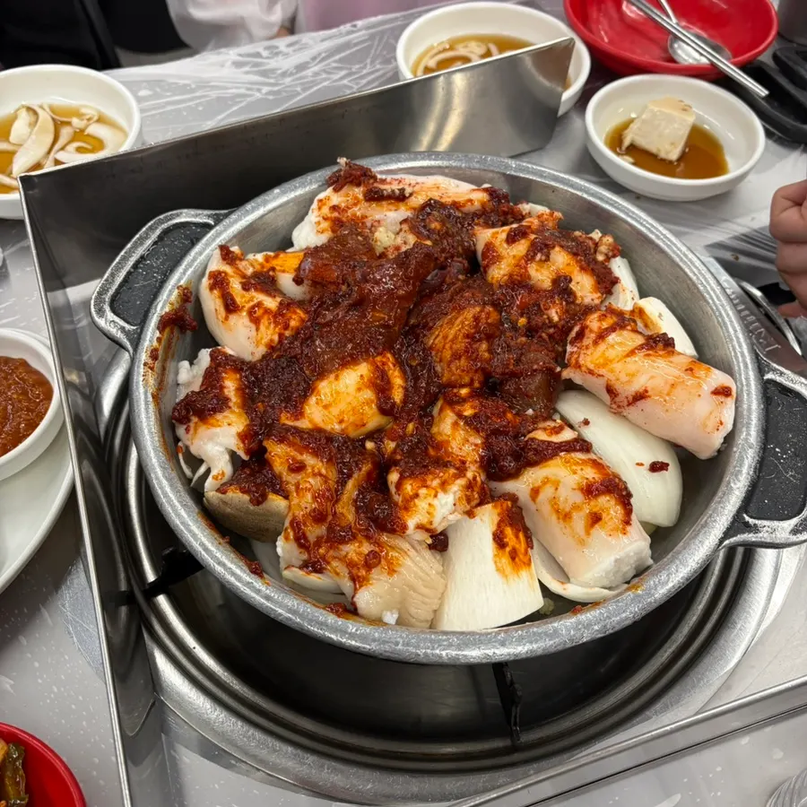 기본 맛으로 주문한 돌판양념 한 판