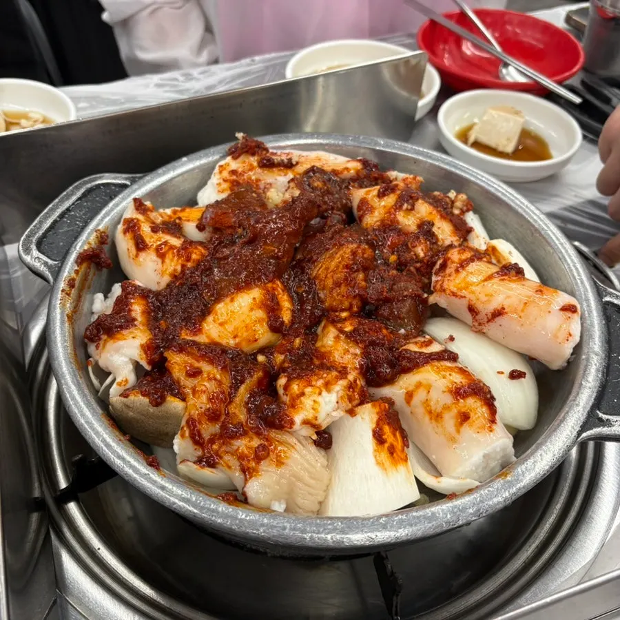 조리 전 돌판 위 양념 양곱창