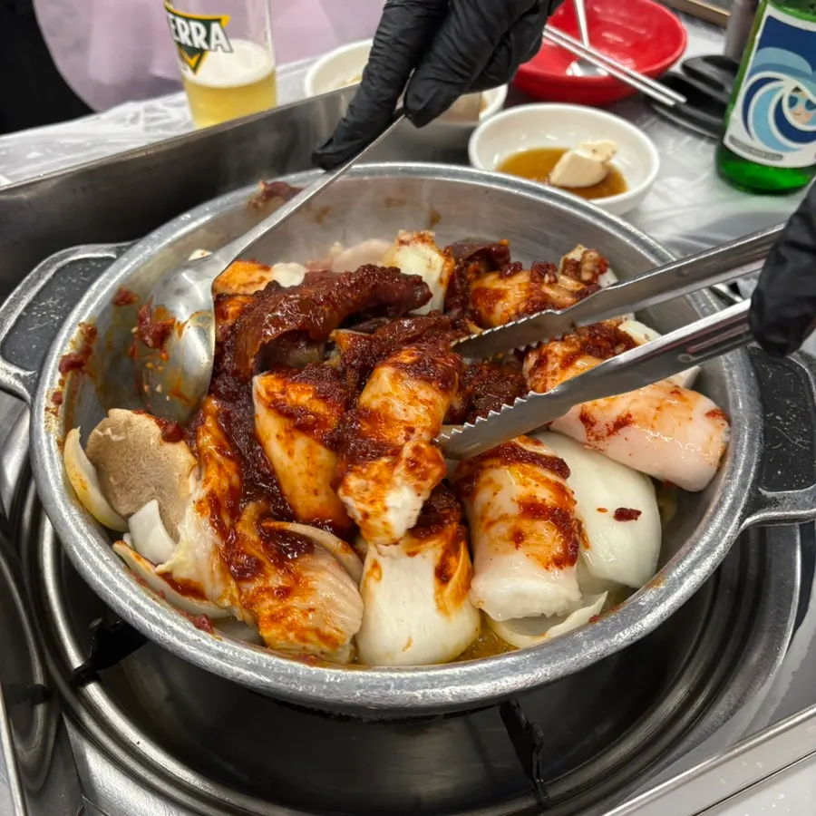 돌판 위에서 익어가는 양념 곱창